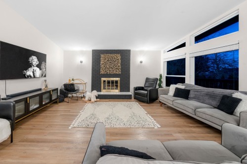 2131 Fraserview Drive, Vancouver, BC - Indoor Photo Showing Living Room
