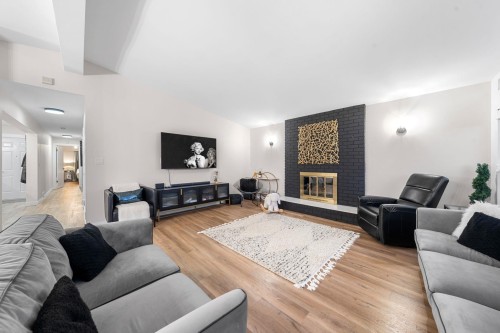 2131 Fraserview Drive, Vancouver, BC - Indoor Photo Showing Living Room