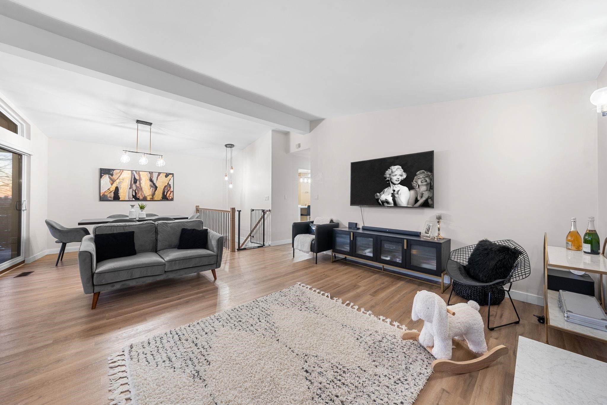 2131 Fraserview Drive, Vancouver, BC - Indoor Photo Showing Living Room With Fireplace