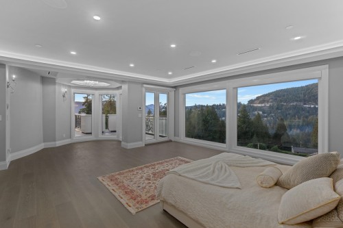 5417 Greentree Road, West Vancouver, BC - Indoor Photo Showing Living Room