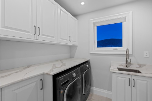 5417 Greentree Road, West Vancouver, BC - Indoor Photo Showing Laundry Room