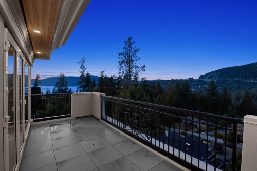 5417 Greentree Road, West Vancouver, BC - Outdoor