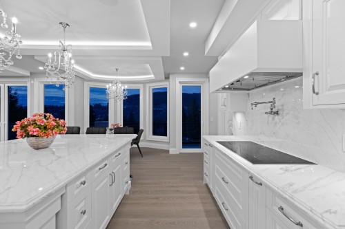 5417 Greentree Road, West Vancouver, BC - Indoor Photo Showing Kitchen With Upgraded Kitchen