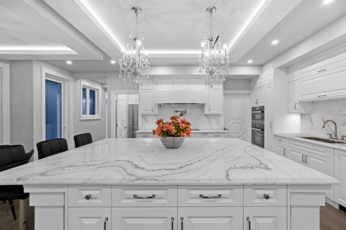 5417 Greentree Road, West Vancouver, BC - Indoor Photo Showing Kitchen With Upgraded Kitchen