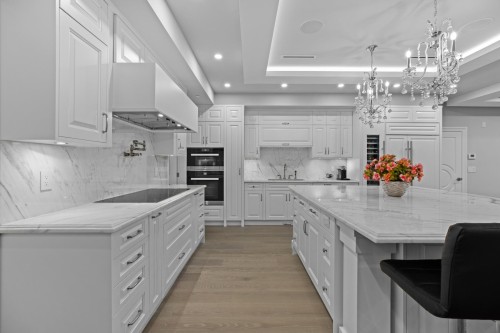 5417 Greentree Road, West Vancouver, BC - Indoor Photo Showing Kitchen With Upgraded Kitchen