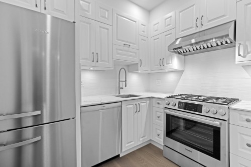 5417 Greentree Road, West Vancouver, BC - Indoor Photo Showing Kitchen With Upgraded Kitchen