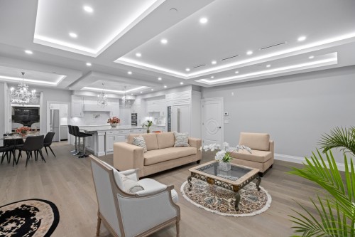 5417 Greentree Road, West Vancouver, BC - Indoor Photo Showing Living Room