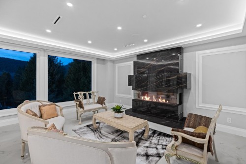5417 Greentree Road, West Vancouver, BC - Indoor Photo Showing Living Room With Fireplace