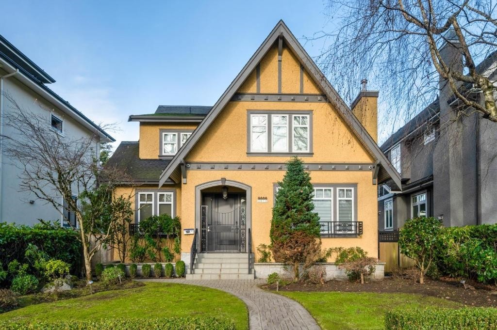 2979 31St Avenue W, Vancouver, BC - Outdoor With Facade