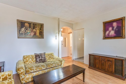 3148 1St Avenue E, Vancouver, BC - Indoor Photo Showing Living Room