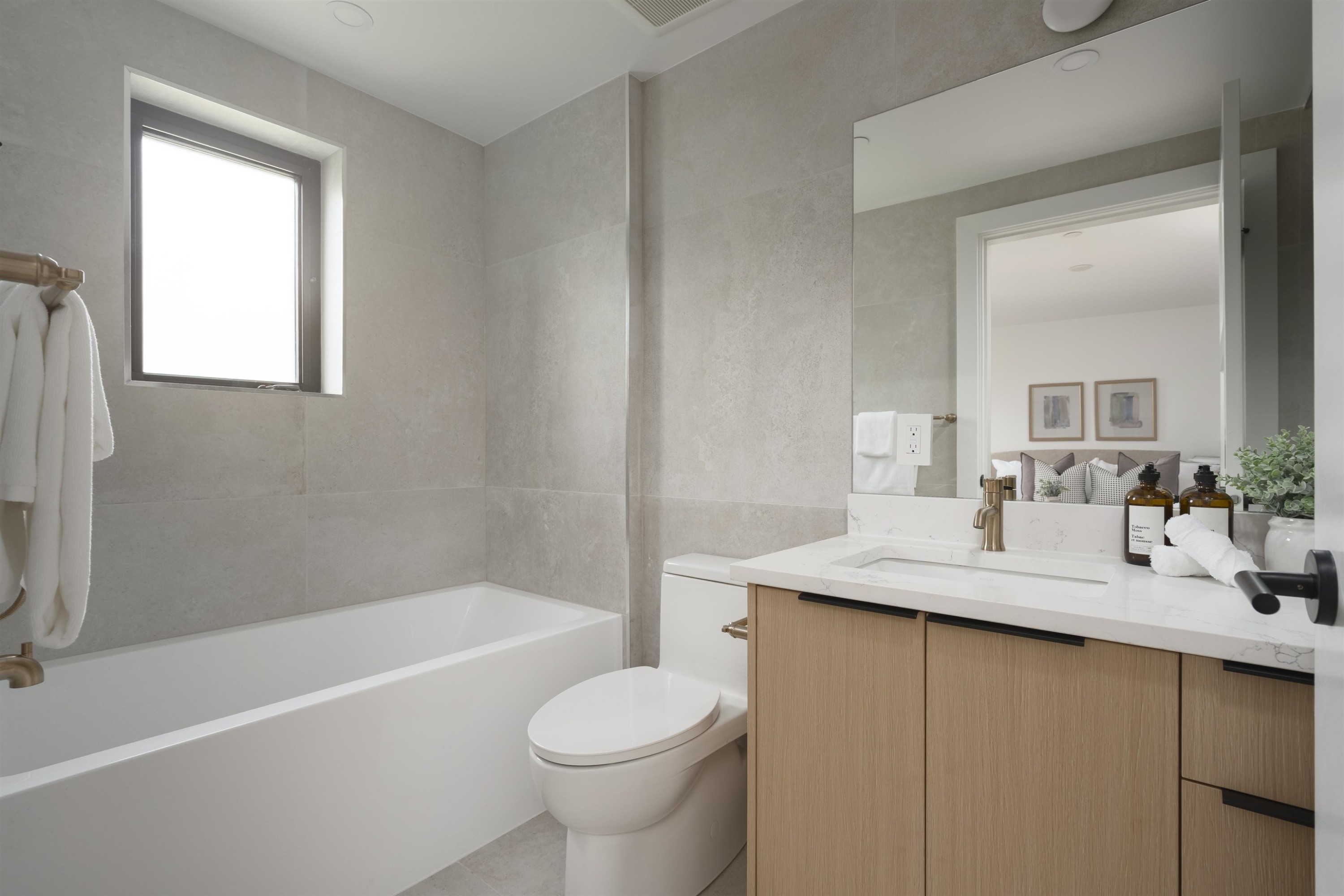 920 16Th Avenue E, Vancouver, BC - Indoor Photo Showing Bathroom