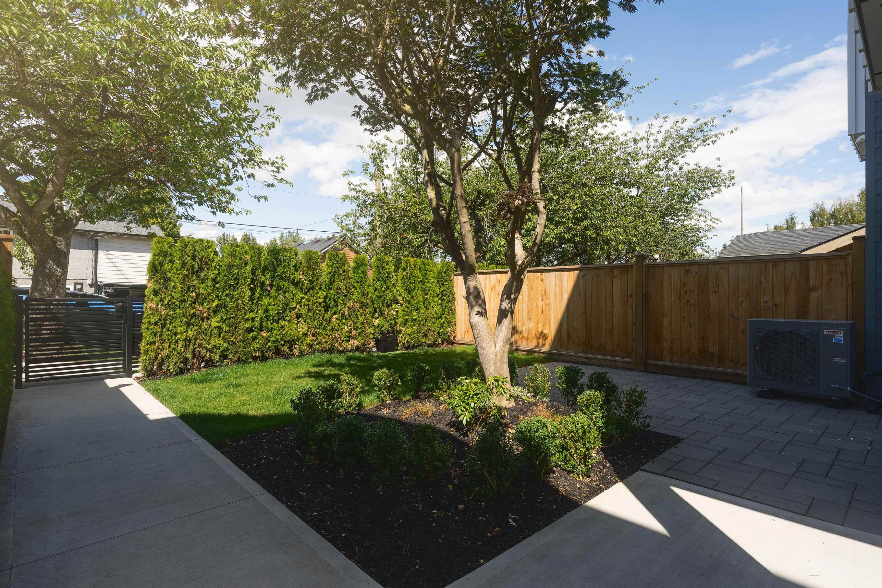 920 16Th Avenue E, Vancouver, BC - Outdoor