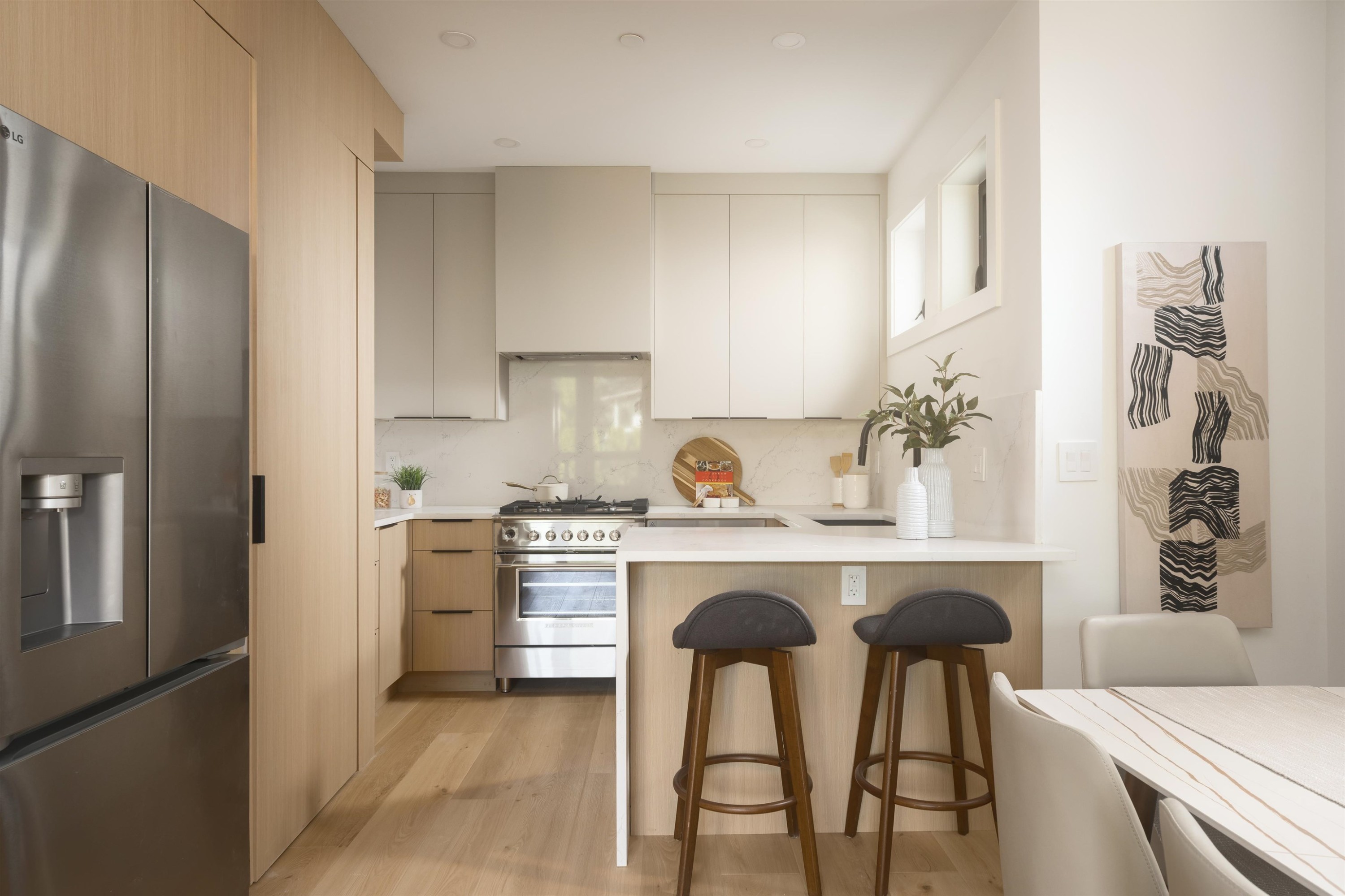 920 16Th Avenue E, Vancouver, BC - Indoor Photo Showing Kitchen With Upgraded Kitchen