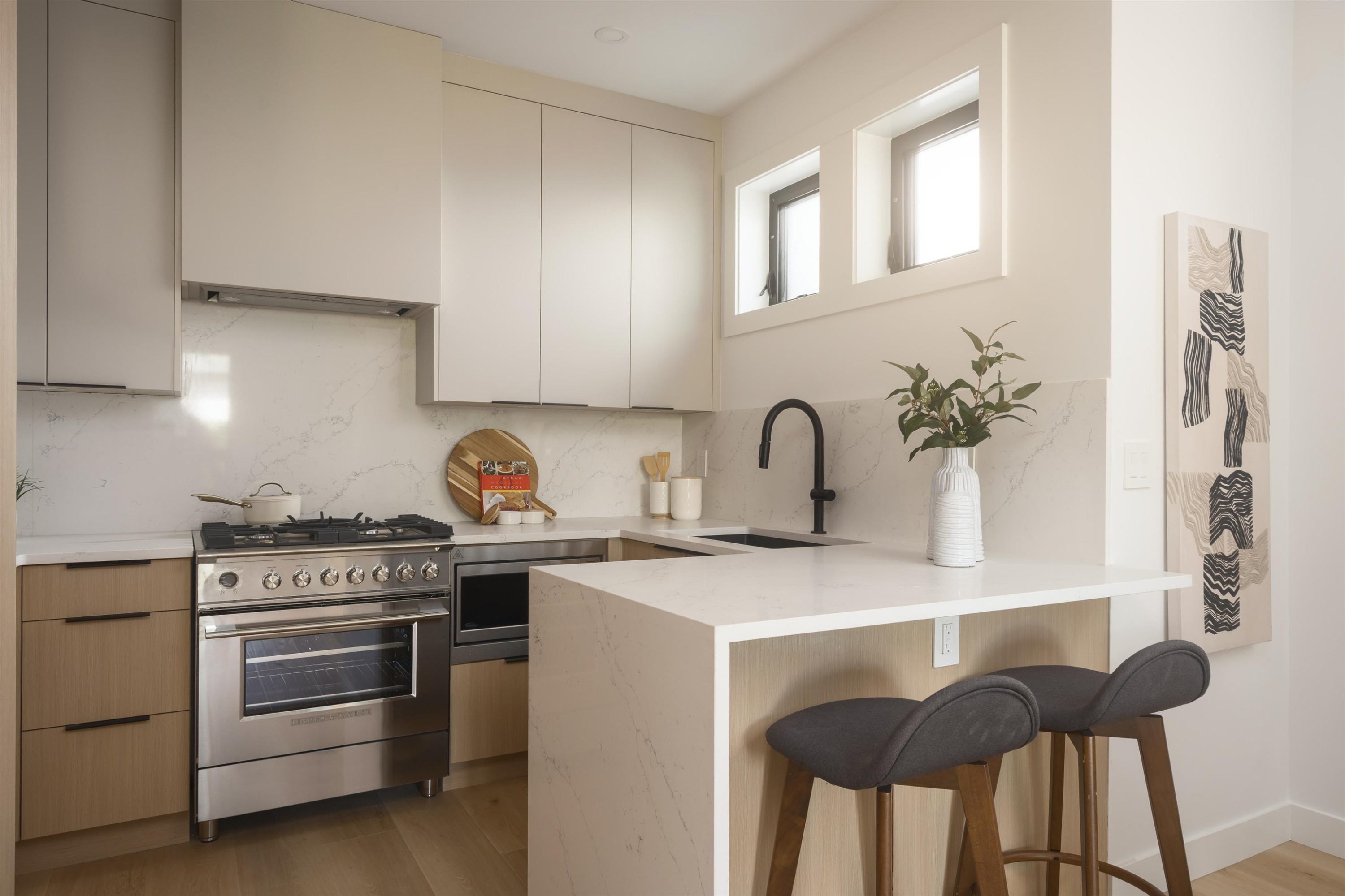 920 16Th Avenue E, Vancouver, BC - Indoor Photo Showing Kitchen With Upgraded Kitchen