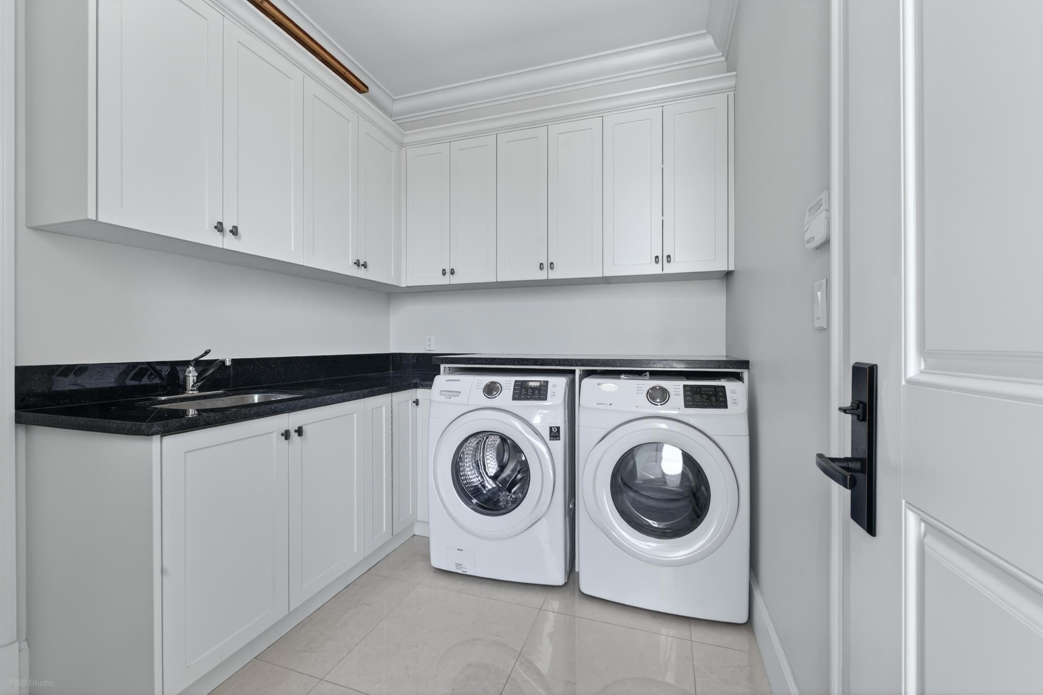 9631 Saunders Road, Richmond, BC - Indoor Photo Showing Laundry Room