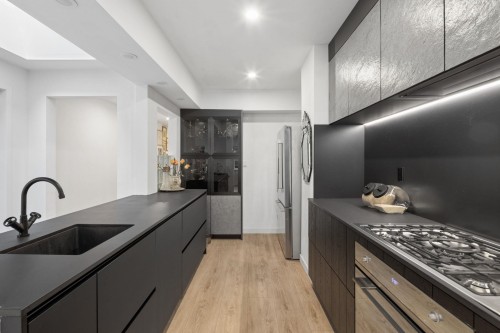 4043 Rose Crescent, West Vancouver, BC - Indoor Photo Showing Kitchen