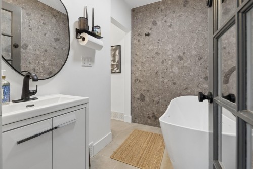 4043 Rose Crescent, West Vancouver, BC - Indoor Photo Showing Bathroom