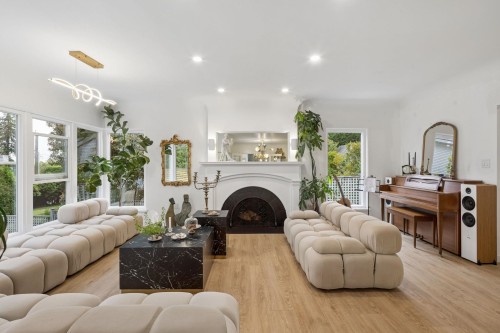 4043 Rose Crescent, West Vancouver, BC - Indoor Photo Showing Living Room With Fireplace