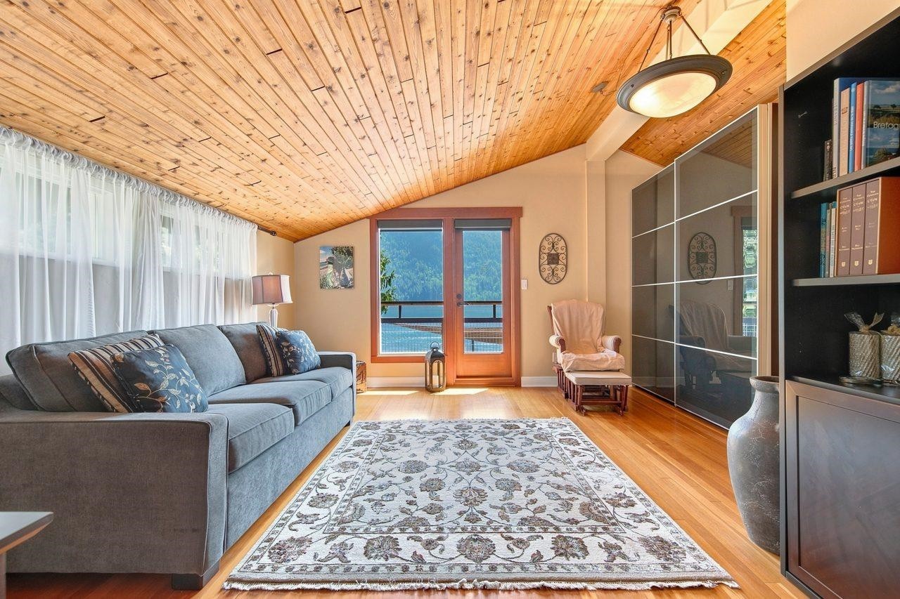 330 Sasamat Lane, North Vancouver, BC - Indoor Photo Showing Living Room