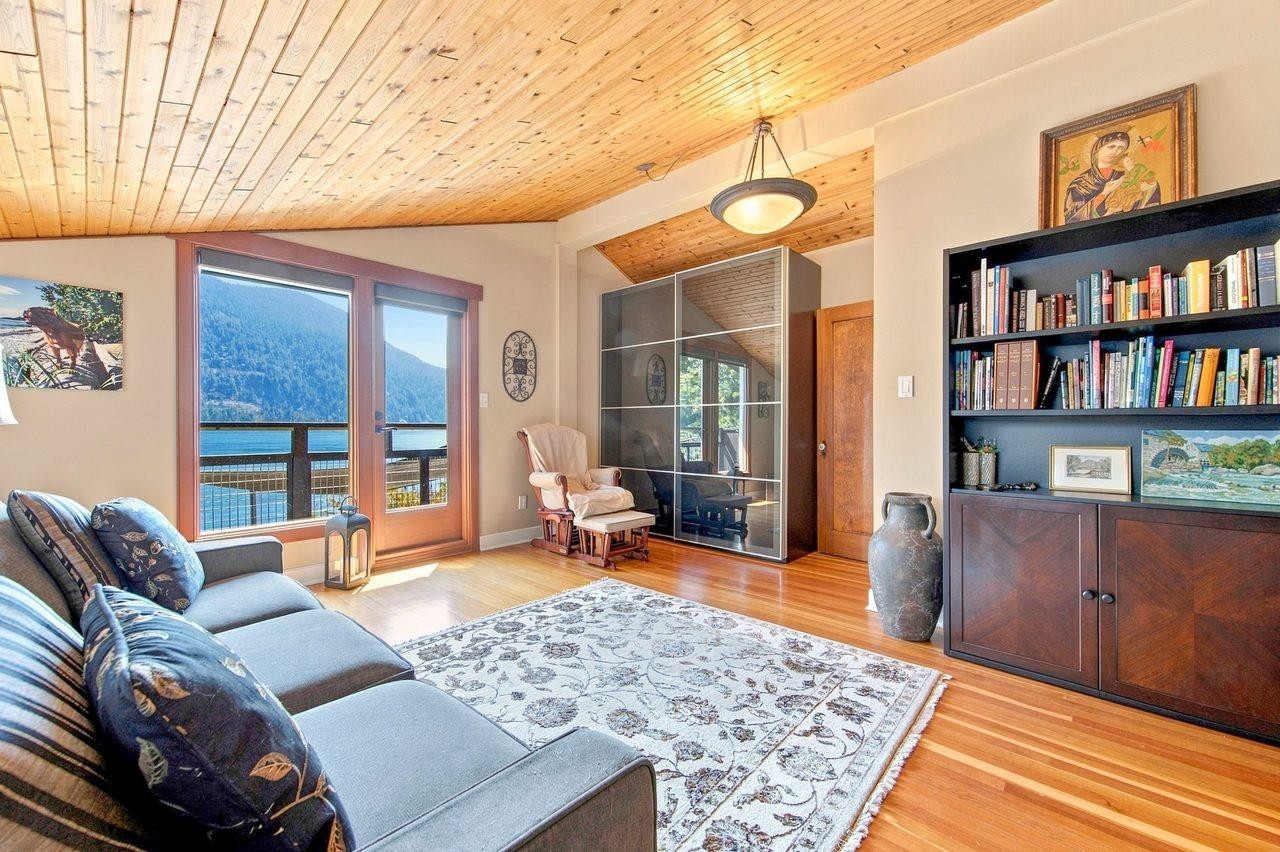 330 Sasamat Lane, North Vancouver, BC - Indoor Photo Showing Living Room