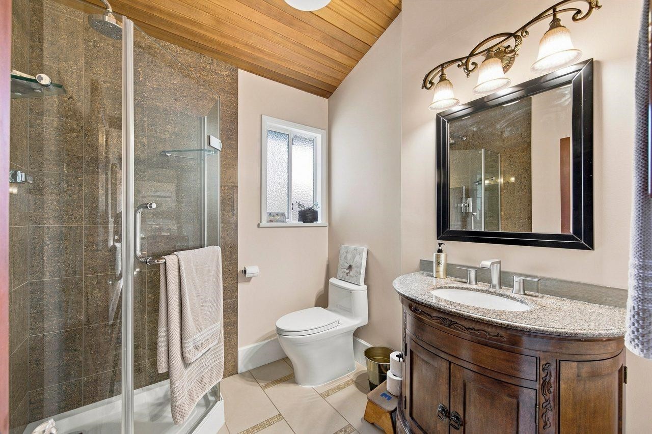 330 Sasamat Lane, North Vancouver, BC - Indoor Photo Showing Bathroom