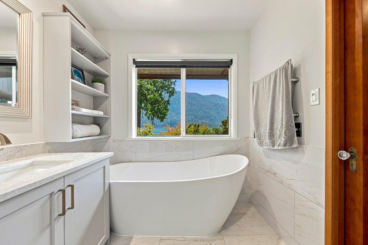 330 Sasamat Lane, North Vancouver, BC - Indoor Photo Showing Bathroom