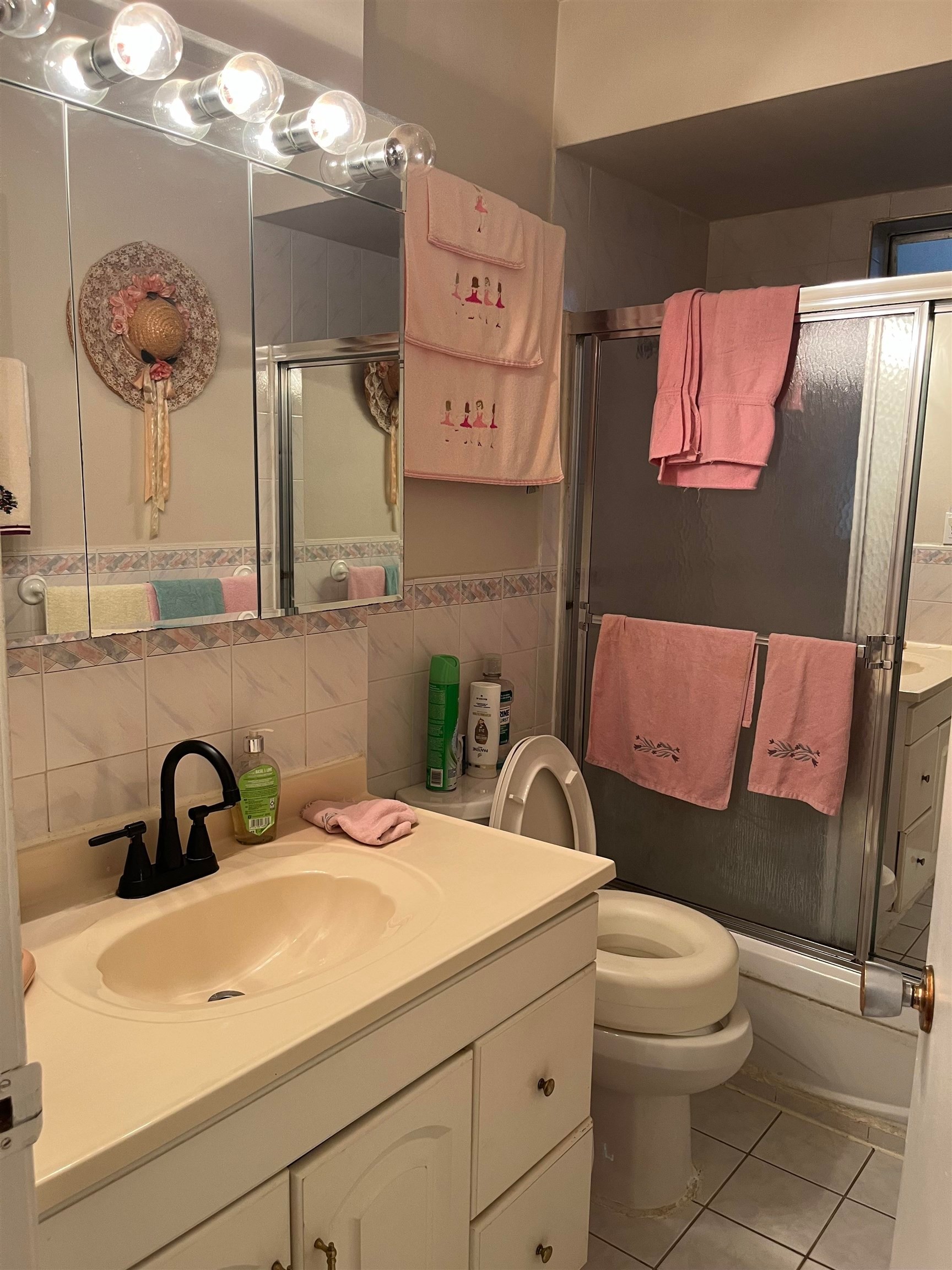 2665 Ward Street, Vancouver, BC - Indoor Photo Showing Bathroom