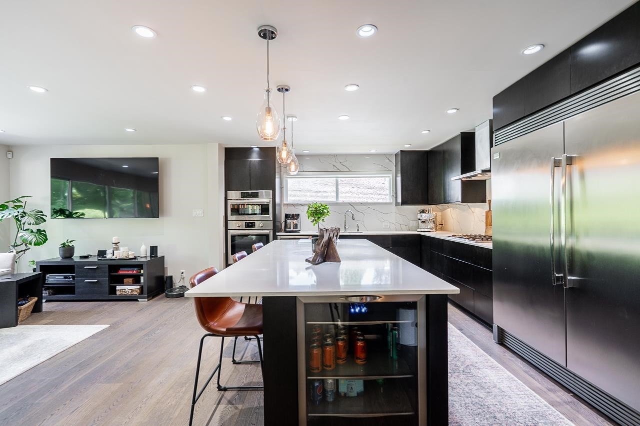 4241 Yuculta Crescent, Vancouver, BC - Indoor Photo Showing Kitchen With Upgraded Kitchen