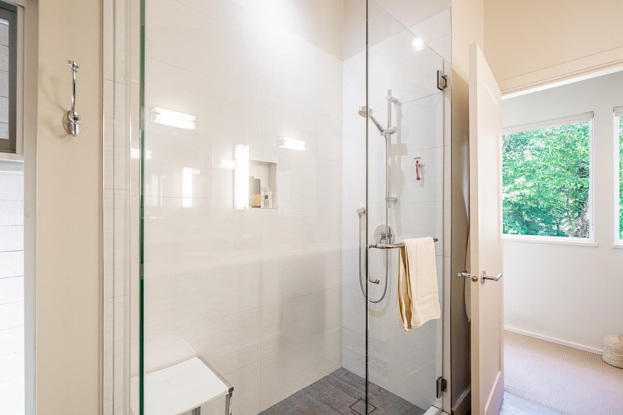 4241 Yuculta Crescent, Vancouver, BC - Indoor Photo Showing Bathroom