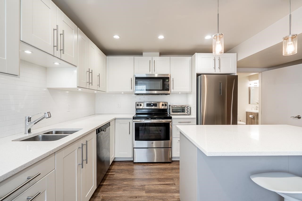 4241 Yuculta Crescent, Vancouver, BC - Indoor Photo Showing Kitchen With Double Sink With Upgraded Kitchen