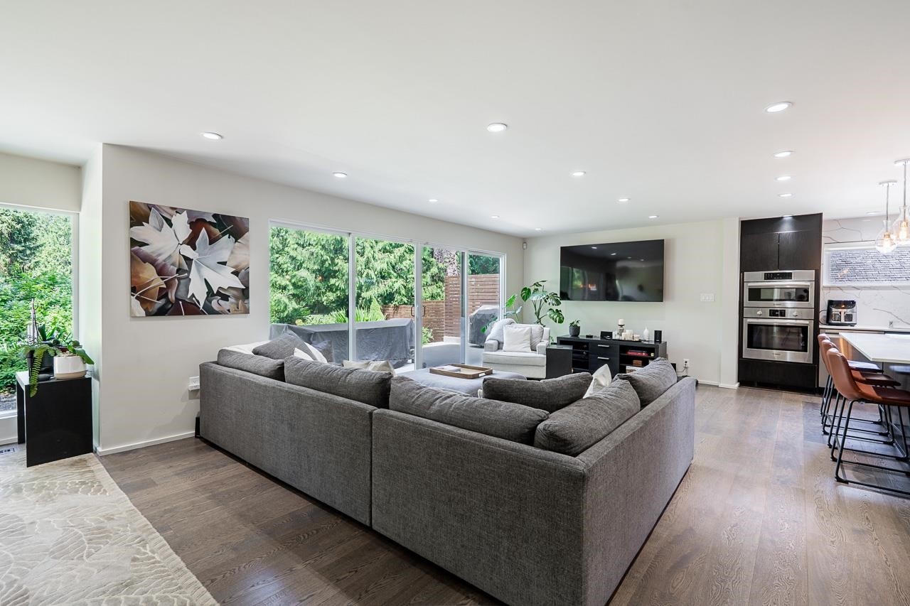 4241 Yuculta Crescent, Vancouver, BC - Indoor Photo Showing Living Room