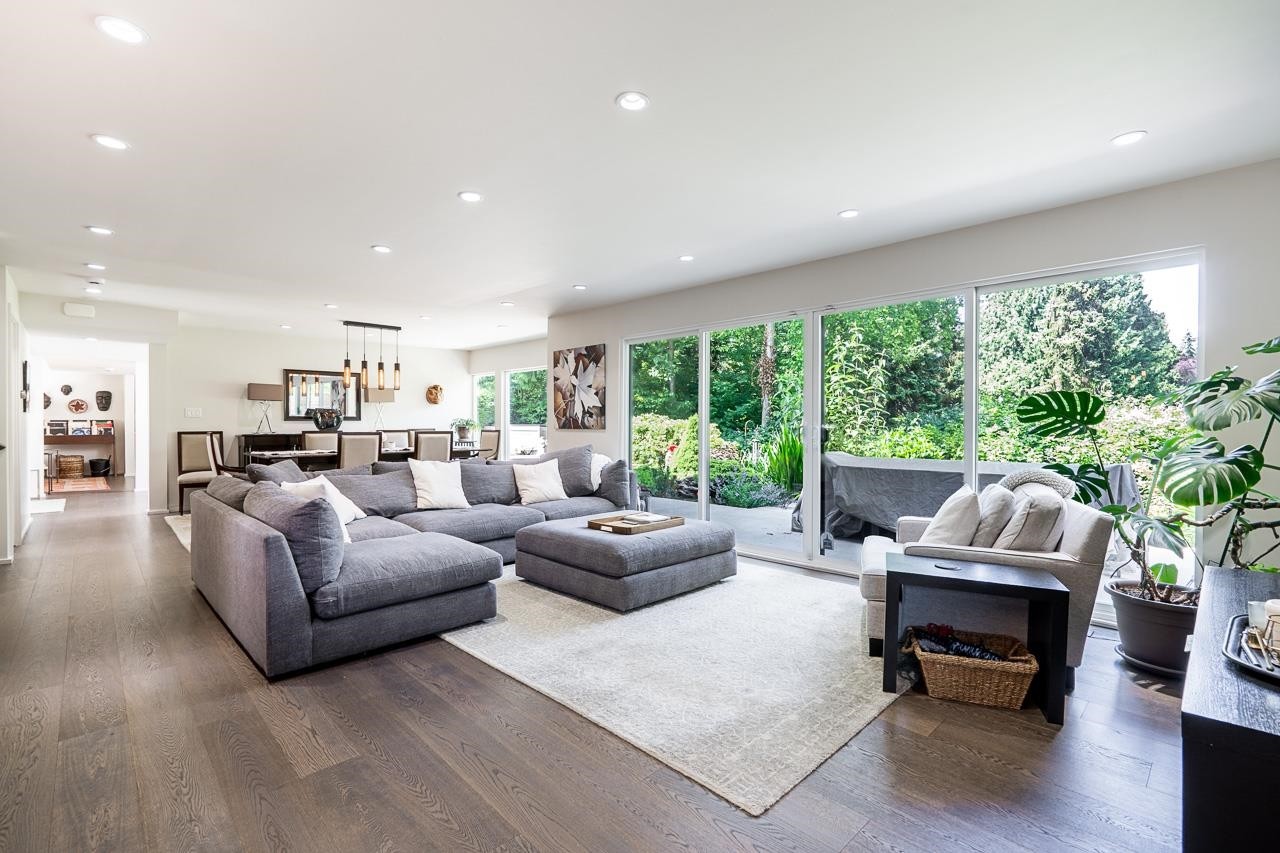 4241 Yuculta Crescent, Vancouver, BC - Indoor Photo Showing Living Room