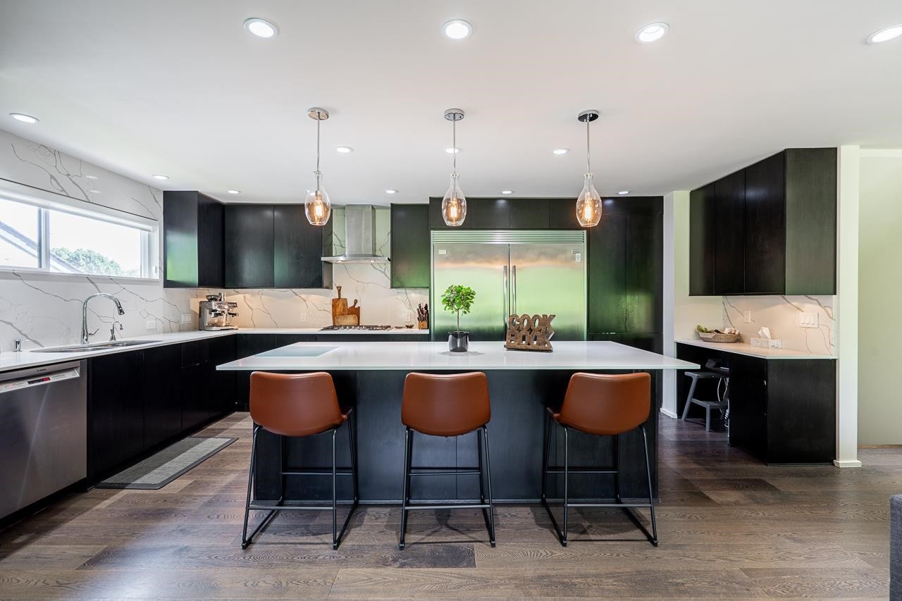 4241 Yuculta Crescent, Vancouver, BC - Indoor Photo Showing Kitchen With Upgraded Kitchen