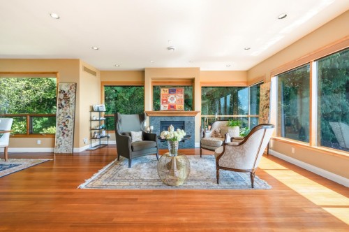 1626 Pinecrest Drive, West Vancouver, BC - Indoor Photo Showing Living Room