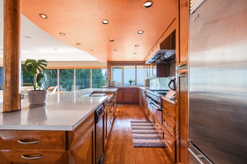 1626 Pinecrest Drive, West Vancouver, BC - Indoor Photo Showing Kitchen With Upgraded Kitchen