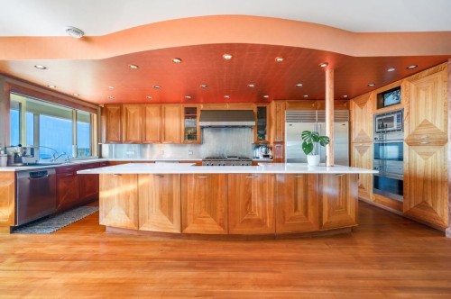 1626 Pinecrest Drive, West Vancouver, BC - Indoor Photo Showing Kitchen