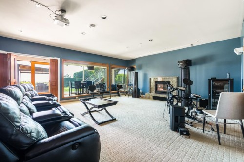1626 Pinecrest Drive, West Vancouver, BC - Indoor Photo Showing Living Room
