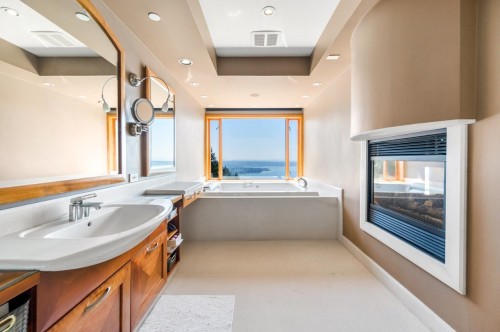 1626 Pinecrest Drive, West Vancouver, BC - Indoor Photo Showing Bathroom