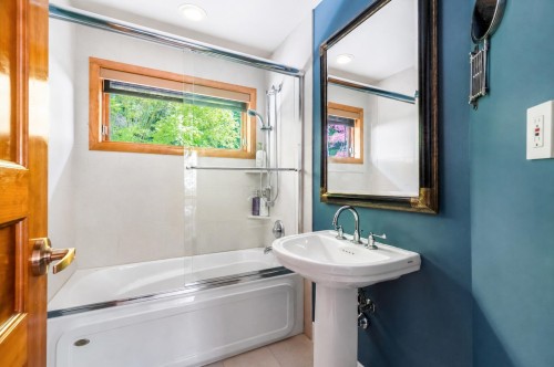 1626 Pinecrest Drive, West Vancouver, BC - Indoor Photo Showing Bathroom