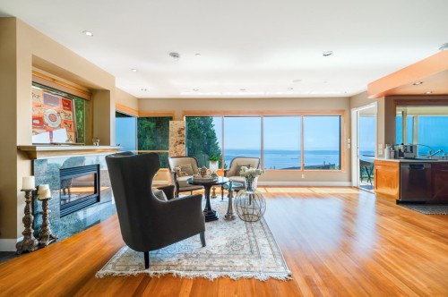 1626 Pinecrest Drive, West Vancouver, BC - Indoor With Fireplace