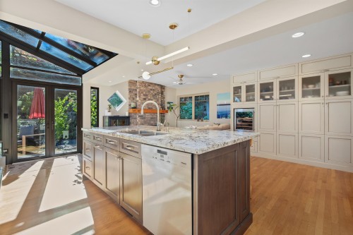 4613 Caulfeild Drive, West Vancouver, BC - Indoor Photo Showing Kitchen With Double Sink