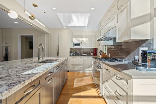 4613 Caulfeild Drive, West Vancouver, BC - Indoor Photo Showing Kitchen With Double Sink With Upgraded Kitchen