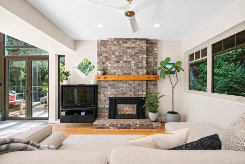 4613 Caulfeild Drive, West Vancouver, BC - Indoor Photo Showing Living Room With Fireplace
