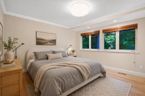 4613 Caulfeild Drive, West Vancouver, BC - Indoor Photo Showing Bedroom