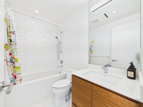 2996 11Th Avenue W, Vancouver, BC - Indoor Photo Showing Bathroom