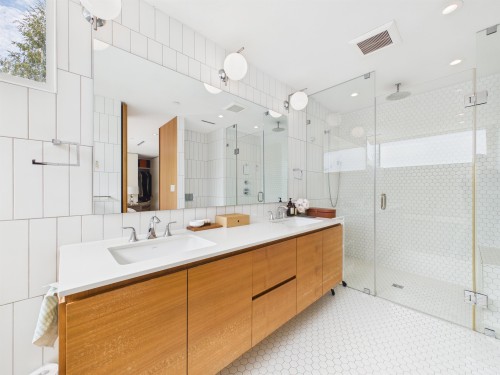 2996 11Th Avenue W, Vancouver, BC - Indoor Photo Showing Bathroom
