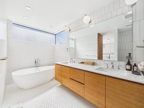 2996 11Th Avenue W, Vancouver, BC - Indoor Photo Showing Bathroom