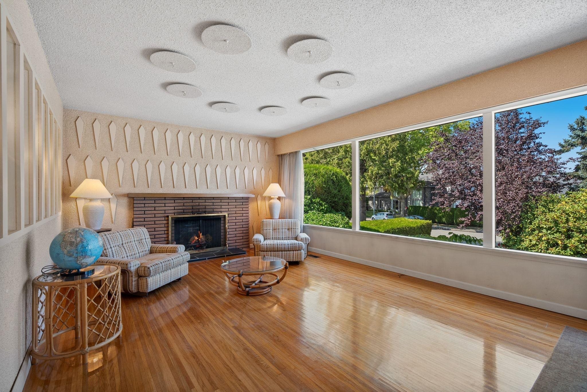 8660 Fairfax Crescent, Richmond, BC - Indoor Photo Showing Living Room With Fireplace