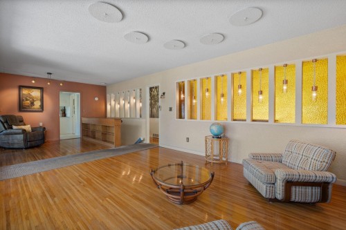 8660 Fairfax Crescent, Richmond, BC - Indoor Photo Showing Living Room