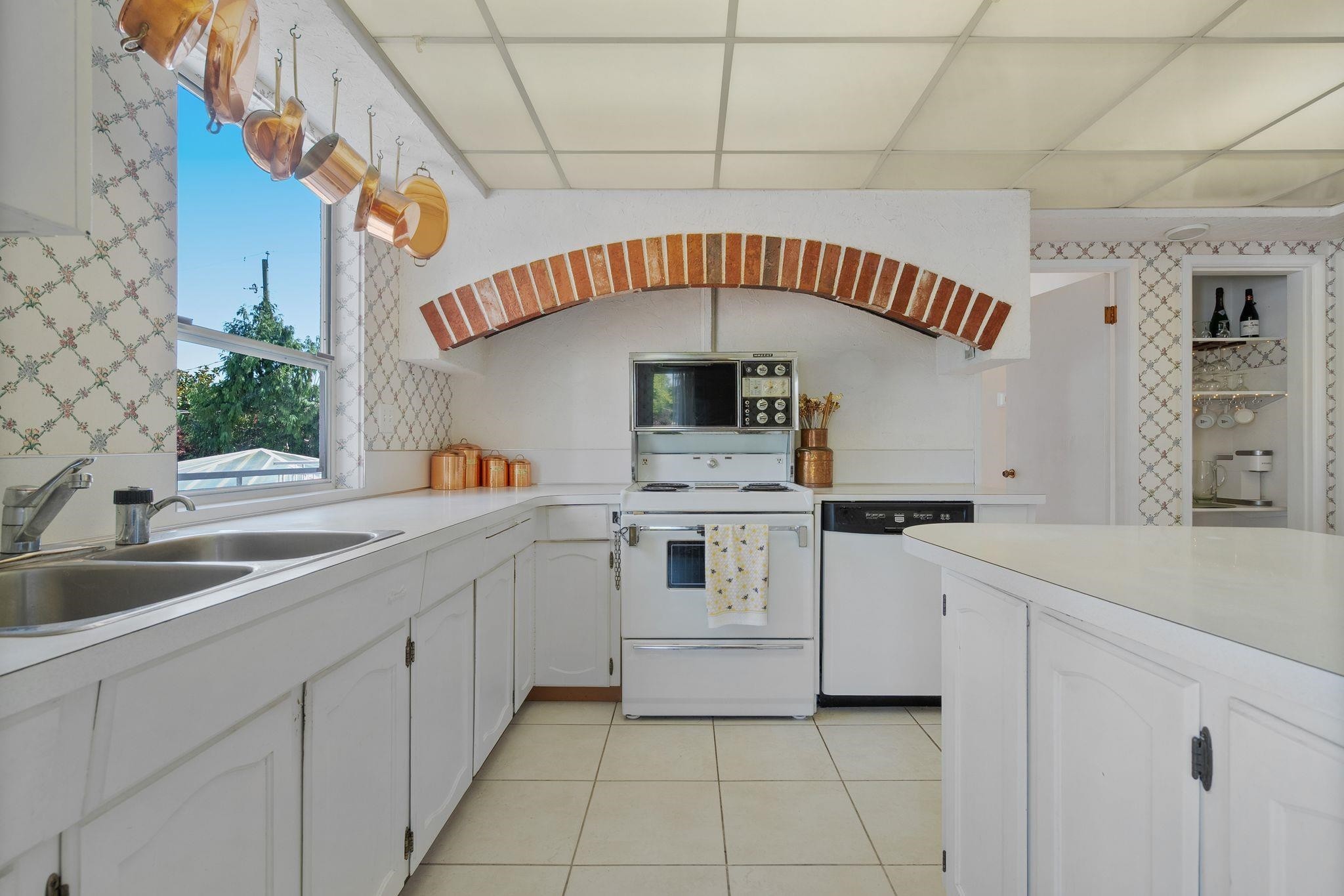 8660 Fairfax Crescent, Richmond, BC - Indoor Photo Showing Kitchen With Double Sink